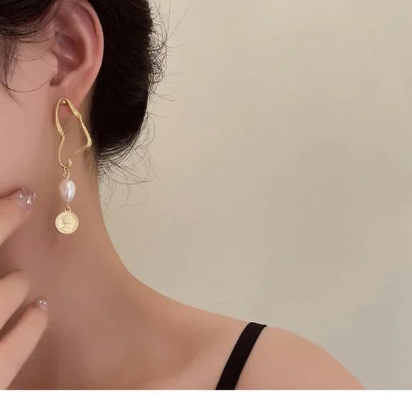 High Baroque Vintage Asymmetrical Matte Pearl Earrings - Picture 3 of 5